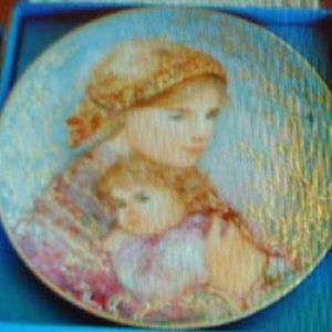 Emily & Jennifer  Edna Hibel Annual Mothers Day plate  1986 8 1/2" Knowles